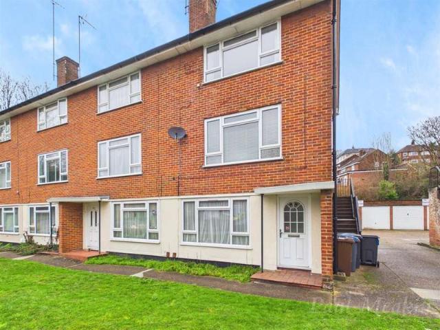 Studio for sale in London Borough of Croydon, Kenley