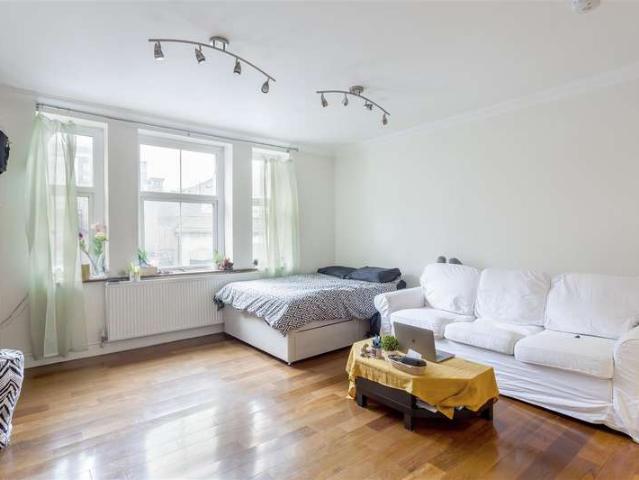 Studio for sale in London Borough of Ealing, Greater London