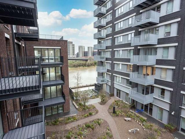 Studio for sale in Goodluck Hope, Greater London