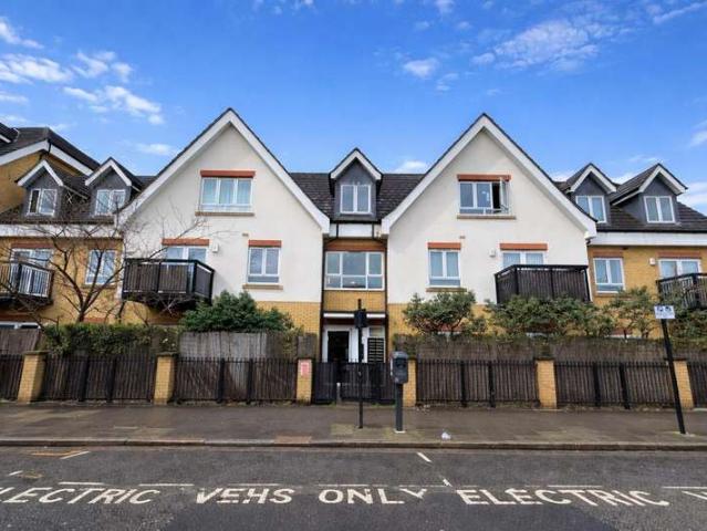 Studio for sale in London Borough of Ealing, Greater London