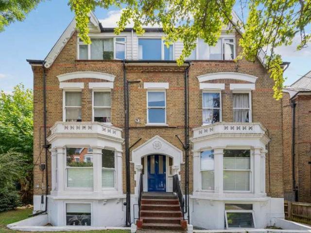 Studio for sale in London Borough of Merton, Raynes Park