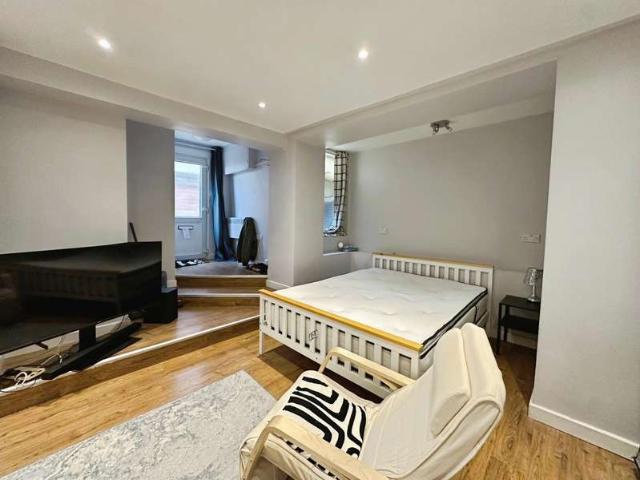 Studio for rent in Withycombe, Budlake