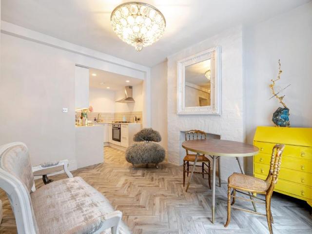 Flat for sale in Kensal Town, Bayswater