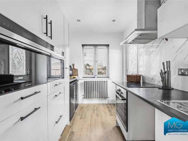 Apartment for rent in Grange Park, Greater London