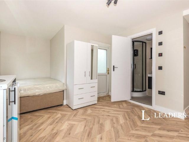 Studio for rent in Red Hill, Surrey