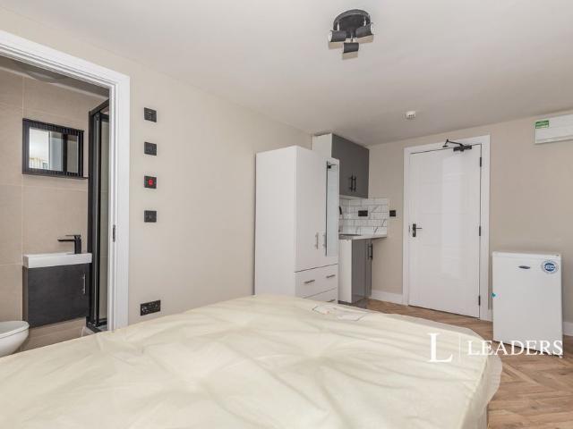 Studio for rent in Red Hill, Surrey