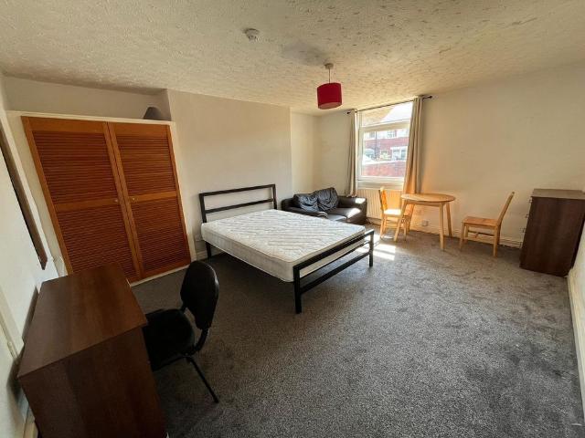 Apartment for rent in Hyde Park, West Yorkshire