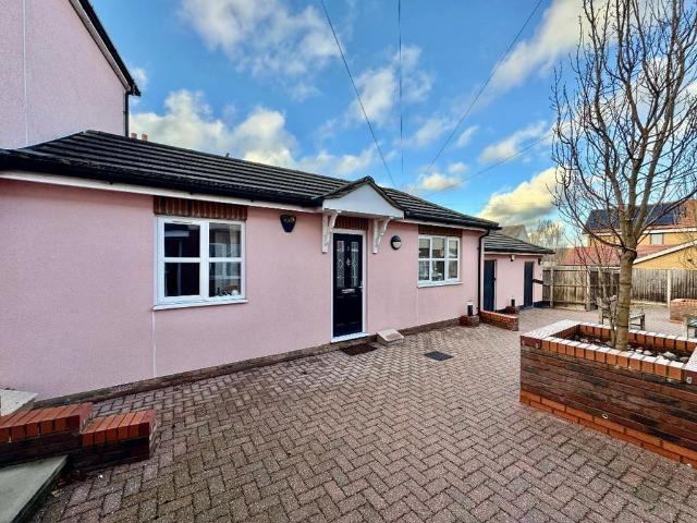 Bungalow for sale in Spring Park, Luton