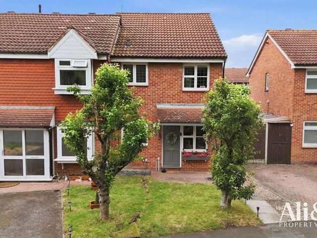Cottage for sale in Badgers Dene, Grays