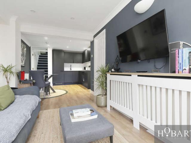 Cottage for sale in Stroud Green, Greater London