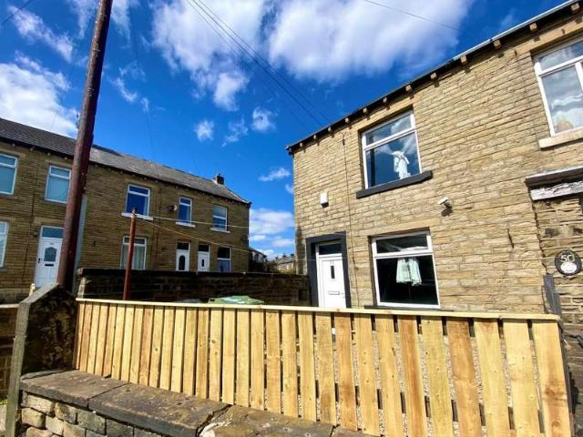 Terraced House for sale in Huddersfield, Leymoor
