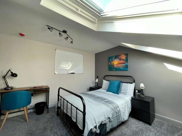 Cottage for rent in Swinton Park, Salford