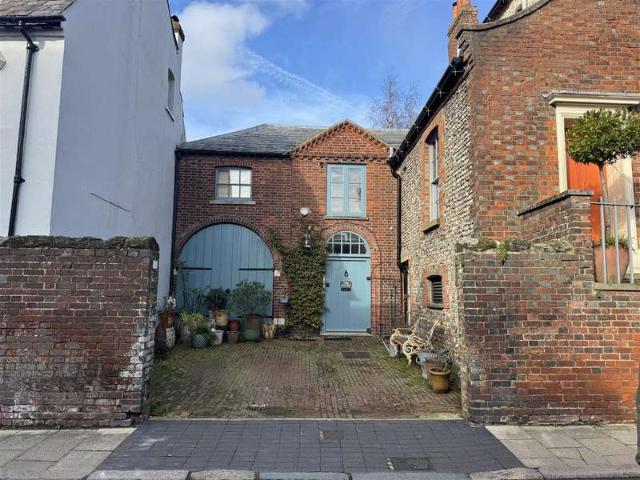 Cottage for sale in Arundel, Clapham