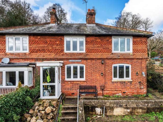 Cottage for sale in The Butts, Kent