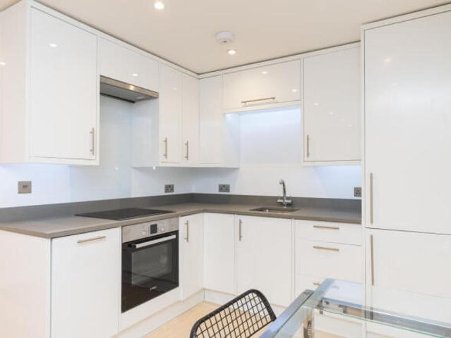 Cottage for rent in Cat Hill, England