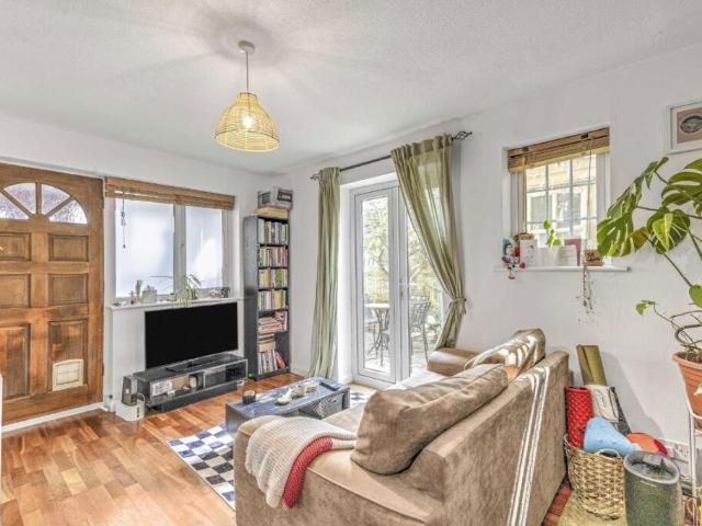 Terraced House for rent in London