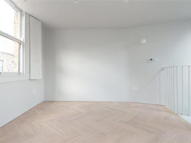 Cottage for rent in Highbury, Greater London