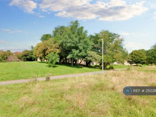 Terraced House for rent in Hayes