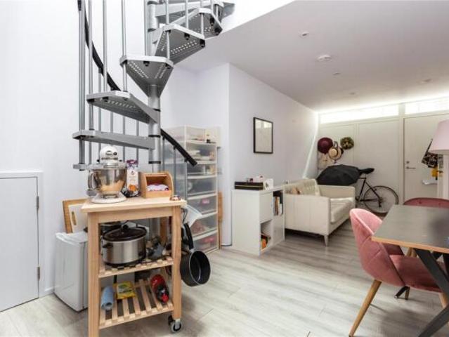Cottage for rent in Cat Hill, England