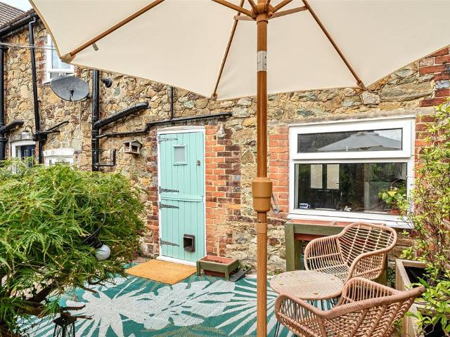 House for sale in The Butts, Kent