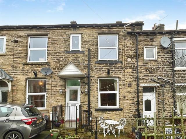 House for sale in Claremount, Northowram