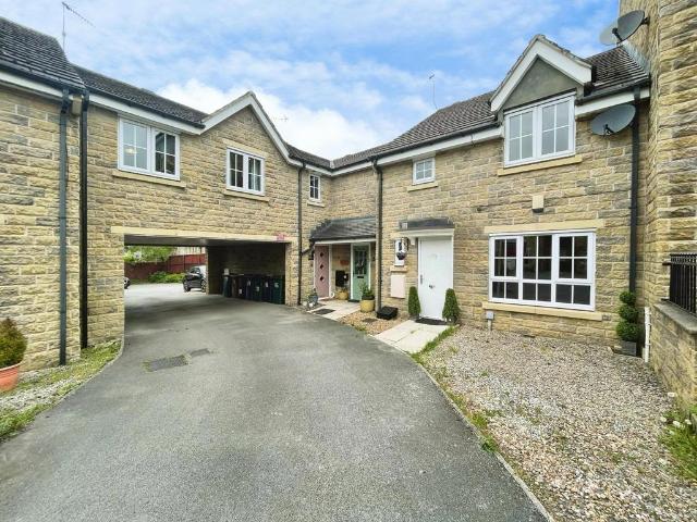 Flat for sale in Greengates, West Yorkshire