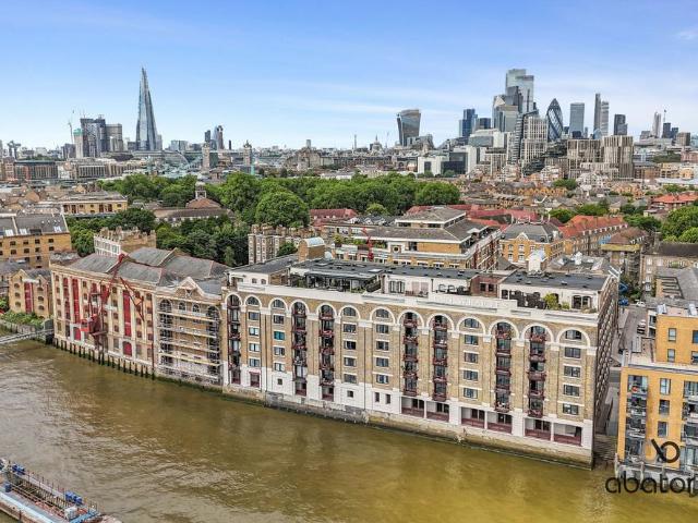 Flat for sale in Wapping, Greater London