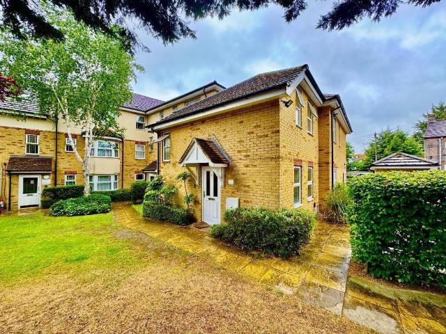 House for sale in Spring Park, Luton
