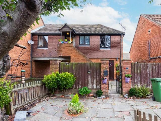 Flat for sale in Beckton, Greater London