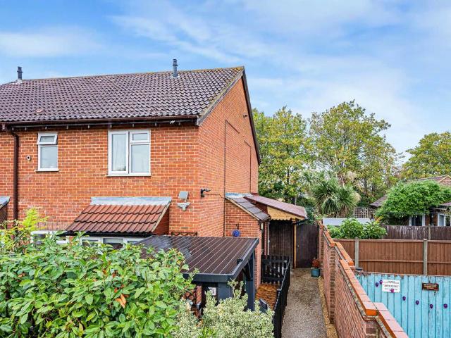 House for sale in Felthamhill, Spelthorne