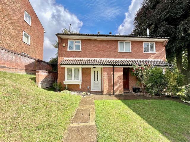 House for sale in Spring Park, Luton