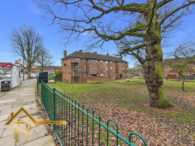 Flat for sale in Harold Wood, Greater London