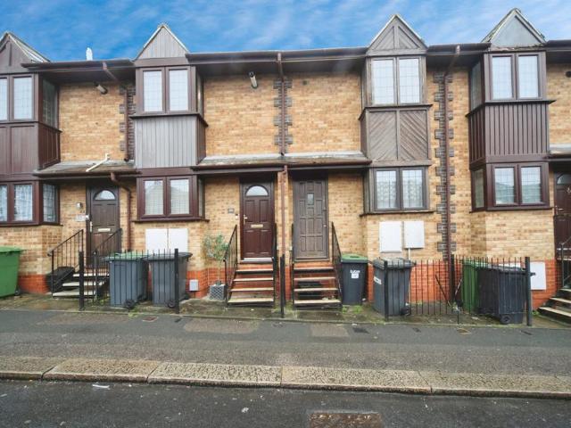 House for sale in Spring Park, Luton
