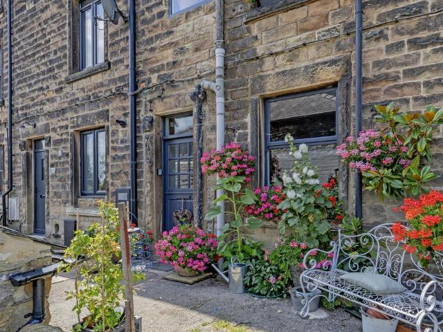 House for sale in Froggatt, East Midlands