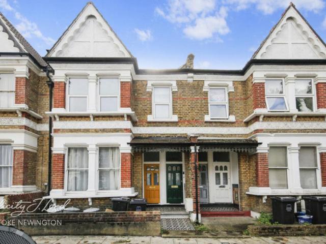 House for sale in Shacklewell, Greater London