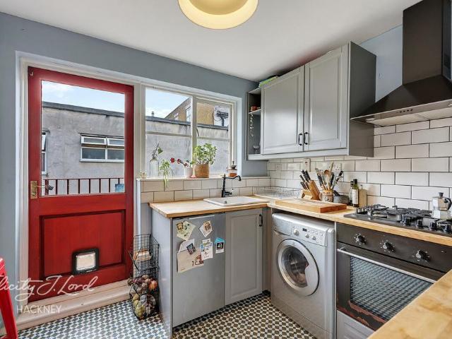 House for sale in Shacklewell, Greater London