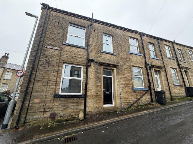 House for sale in Thornhills, Brighouse