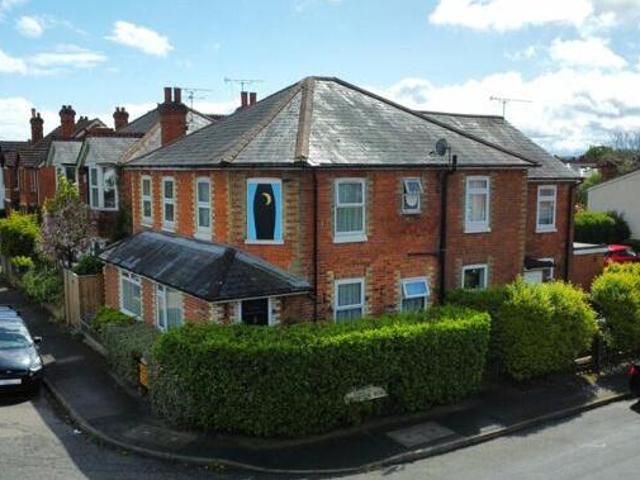 House for sale in Heol-las, Surrey