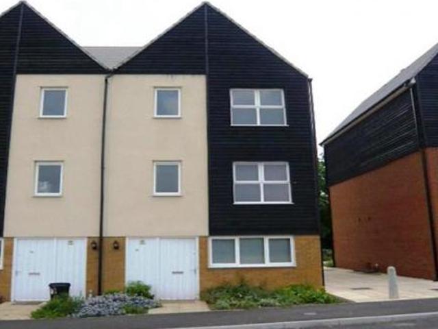 House for rent in Longlands, Greater London