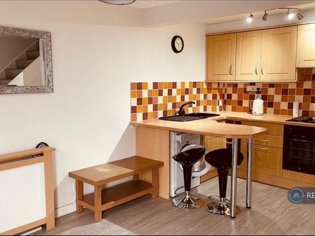 House for rent in Row Town, Surrey