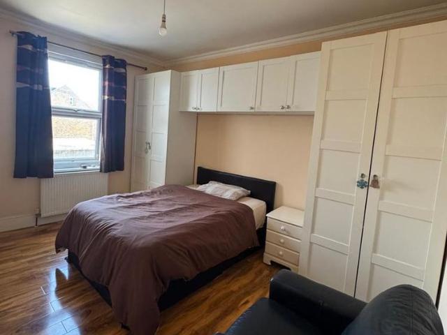 House for rent in Seven Kings, Greater London