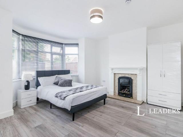 House for rent in Kempton Park, Lower Halliford