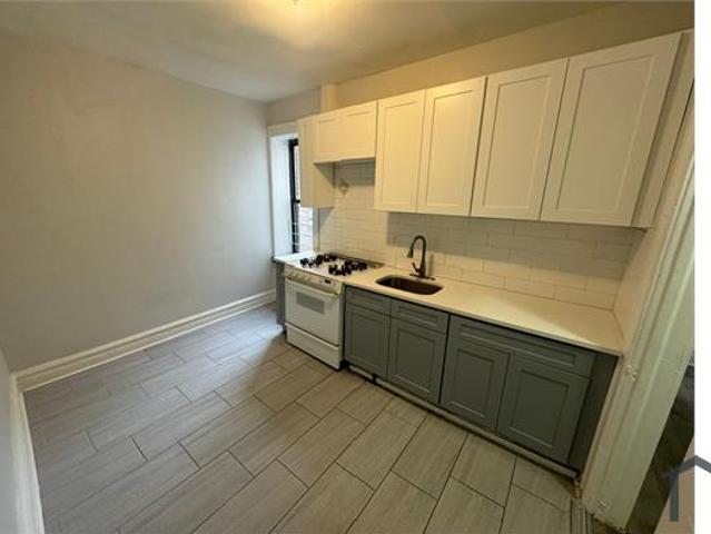 Townhouse for rent in Newark