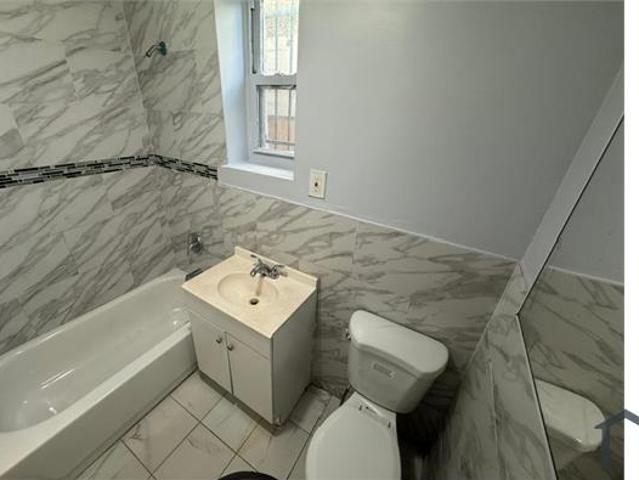 Townhouse for rent in Newark