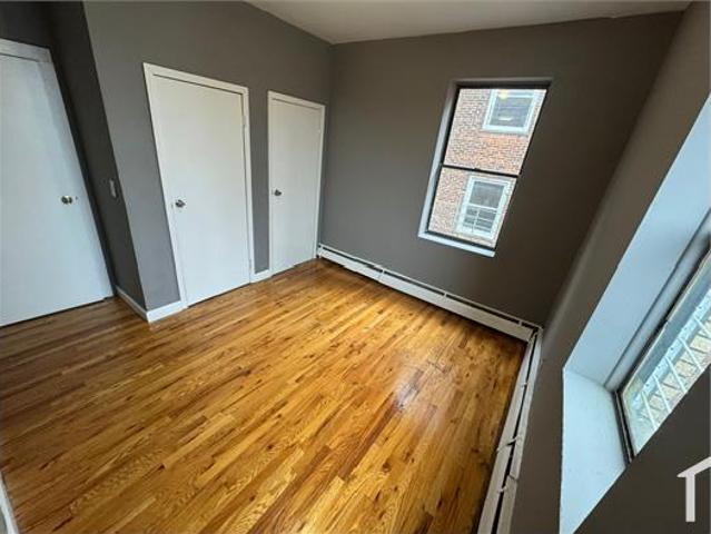 Townhouse for rent in Newark