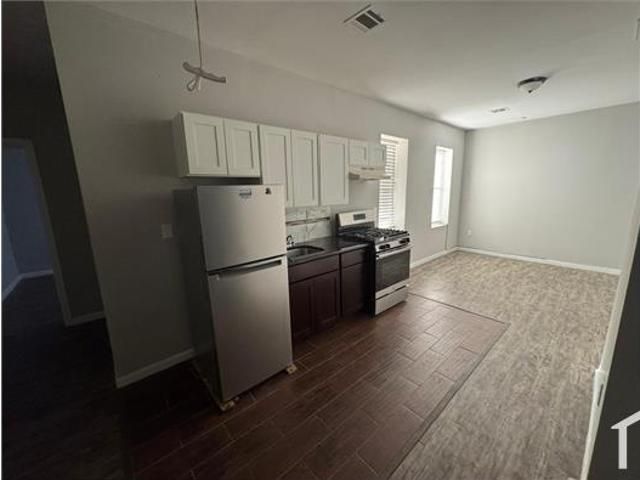 Townhouse for rent in Newark