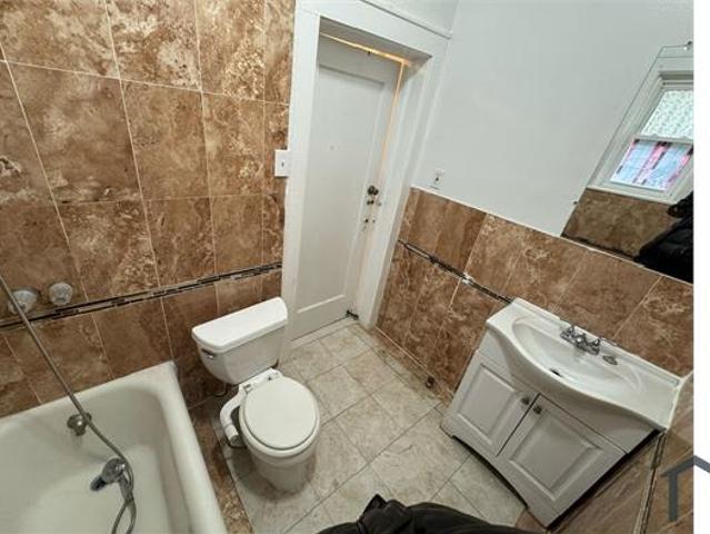 Townhouse for rent in Newark