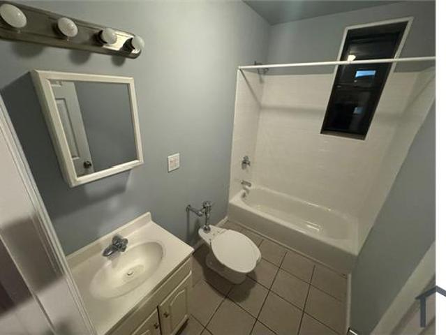 Townhouse for rent in Newark