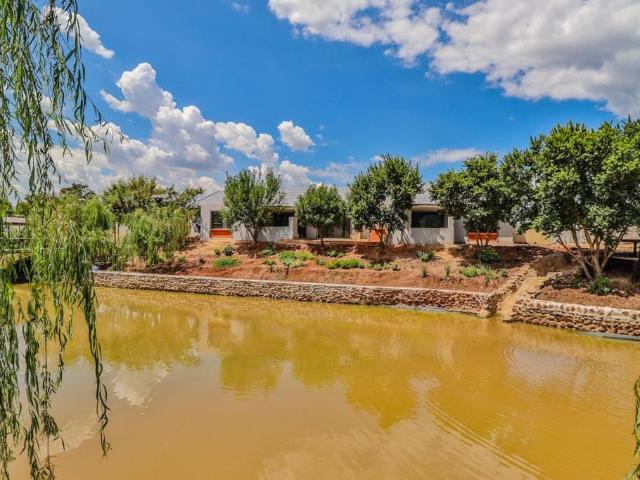 Townhouse for sale in Hartbeespoort Dam Nature Reserve, North West