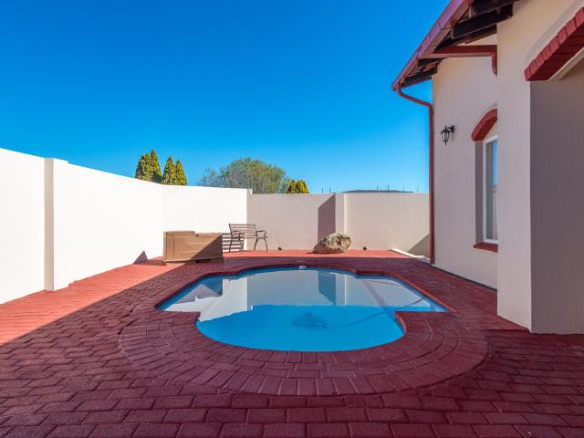 Townhouse for sale in Vosloorus, Gauteng